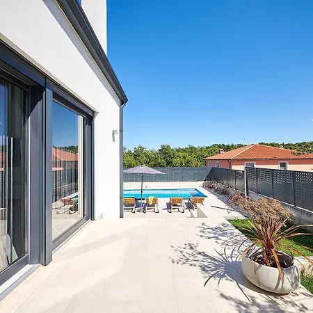 Top-villa Mit Grossem Pool, Billard, Kicker, Darts Kaštel