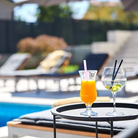 Semesterbostad Top-villa Mit Grossem Pool, Billard, Kicker, Darts Kaštel
