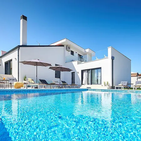 Semesterbostad Top-villa Mit Grossem Pool, Billard, Kicker, Darts *