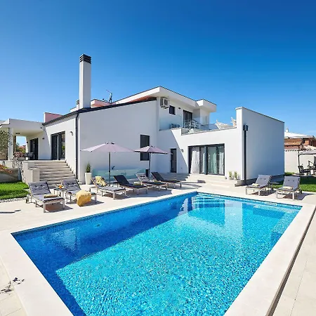 Top-villa Mit Grossem Pool, Billard, Kicker, Darts Kaštel